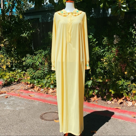 1970s Sears Embroidered Floral Nylon Nightgown - Picture 9 of 9